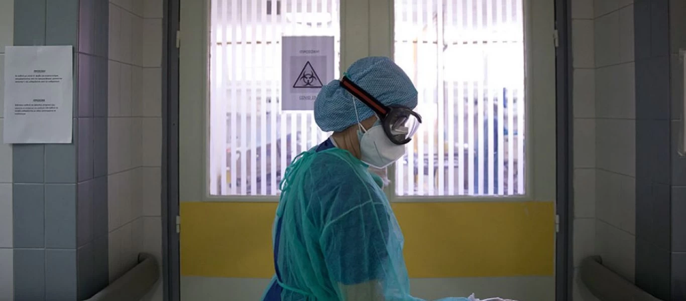 Επίθεση δημοσιογράφων σε υγειονομικό λόγω αντίδρασης του στον υποχρεωτικό εμβολιασμό: «Το κάνετε για τα ψηφαλάκια»